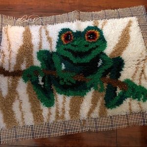 Frog latch hook rug